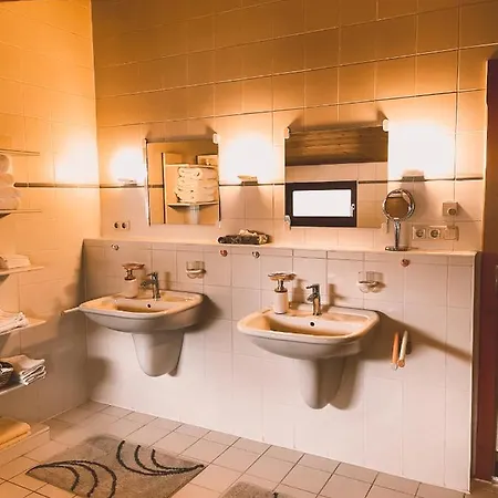 Naturnahes Familienchalet Mit Garten - Wifi - Netflix - Nur 15 Minuten Vom Chiemsee Und 35 Minuten Von Muenchen Entfernt Apartman