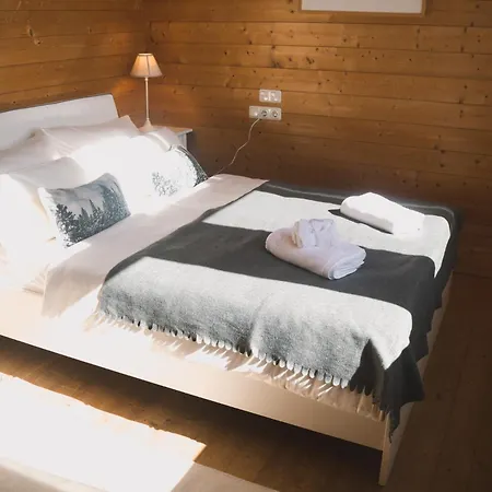 Apartman Naturnahes Familienchalet Mit Garten - Wifi - Netflix - Nur 15 Minuten Vom Chiemsee Und 35 Minuten Von Muenchen Entfernt