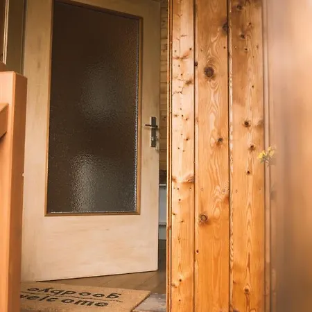 Apartmán Naturnahes Familienchalet Mit Garten - Wifi - Netflix - Nur 15 Minuten Vom Chiemsee Und 35 Minuten Von Muenchen Entfernt