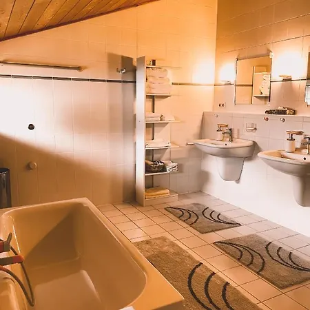 Naturnahes Familienchalet Mit Garten - Wifi - Netflix - Nur 15 Minuten Vom Chiemsee Und 35 Minuten Von Muenchen Entfernt Vogtareuth